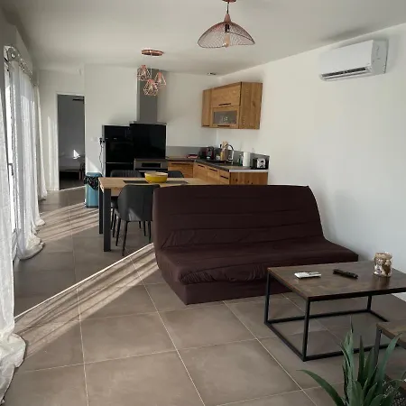Maison Fleurs De Lys, Climatisee, Wifi Et Parking Privee Gratuit, Lave-linge, Giverny Feriehus